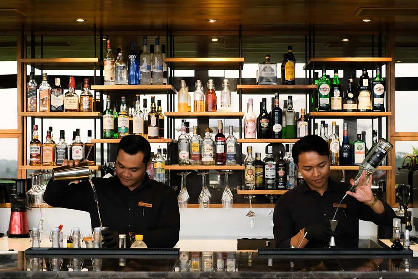 Bar and barmen in Kokokan restaurant