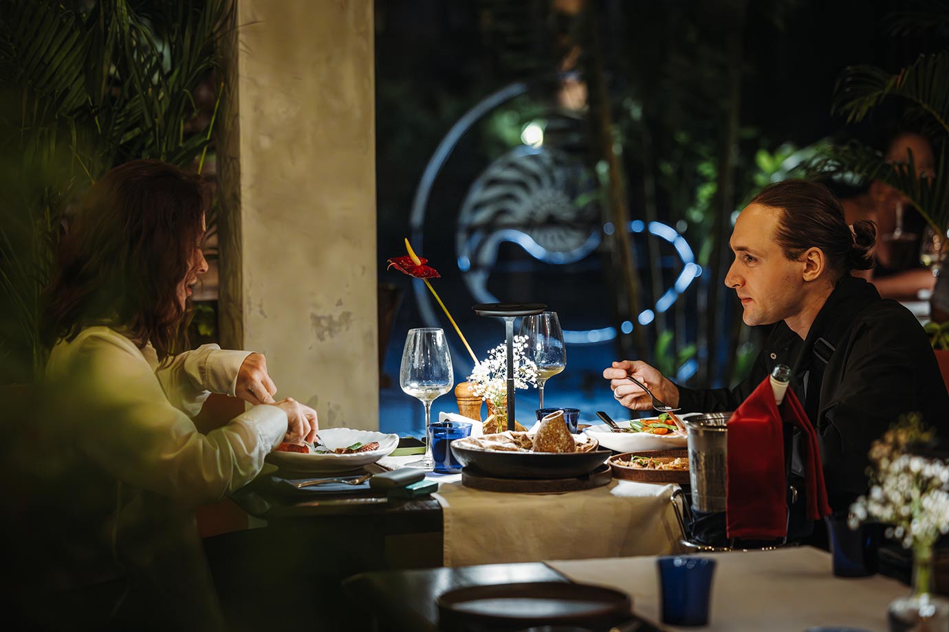 Dating in the Nautilus Seafood Restaurant & Bar