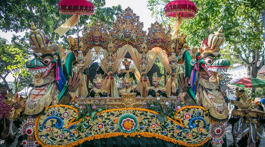 Performance with the throne on Bali Arts Festival