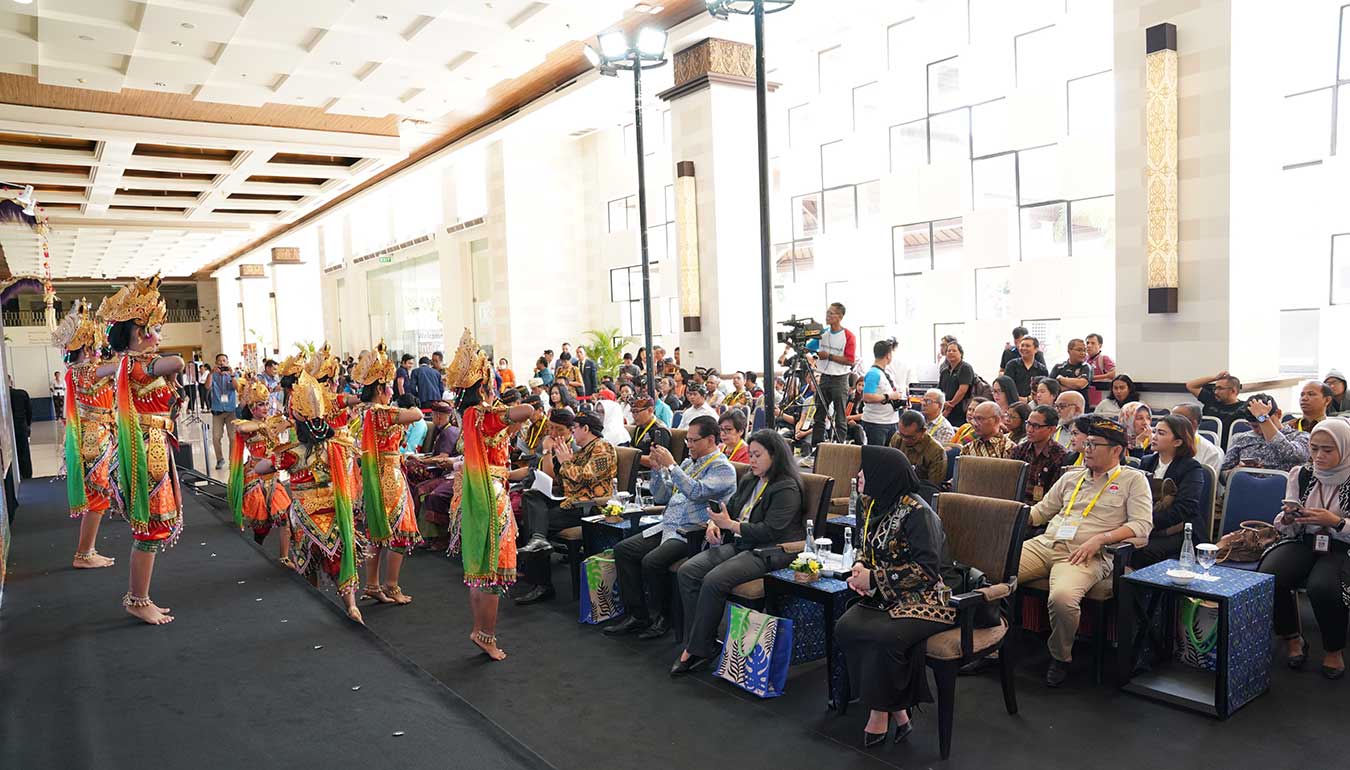 Traditional dance at Bali Interfood Expo