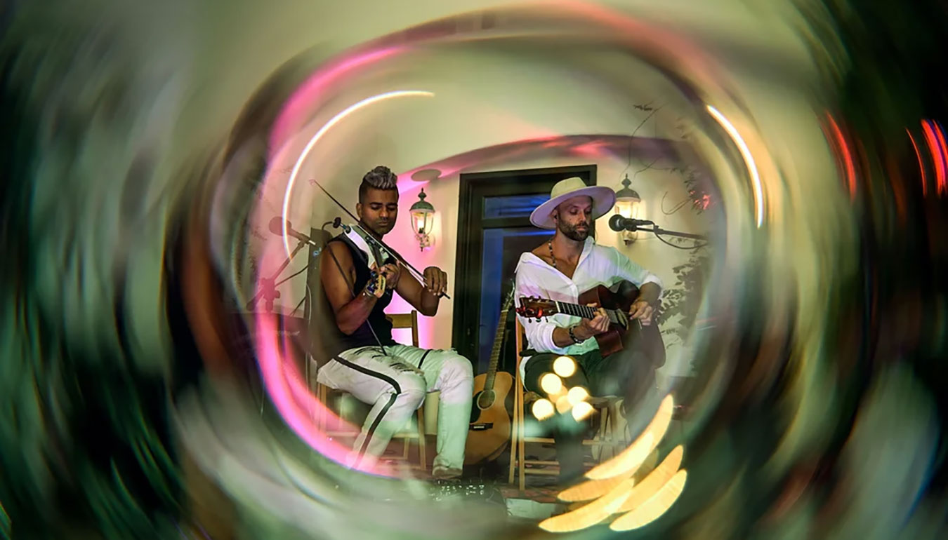Guitar and violin duo performing at Alchemy Ubud