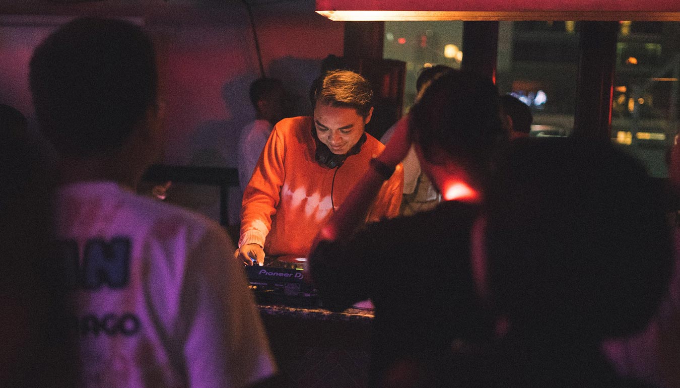 Dipha Barus playing in the night club