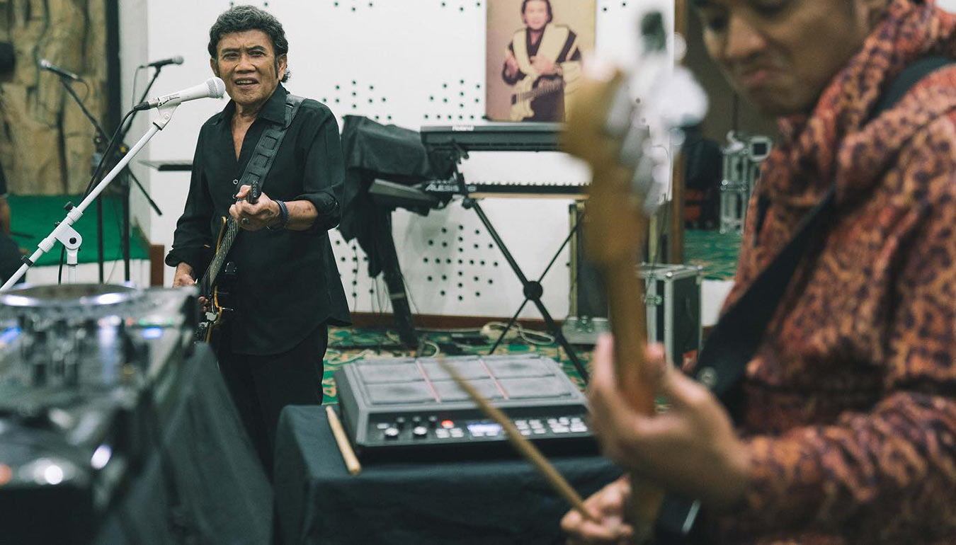 Dipha Barus playing with the band