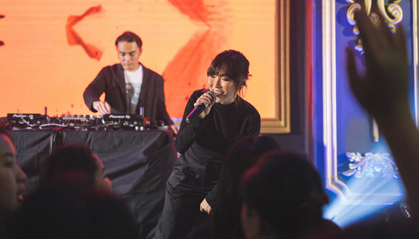 Dipha Barus and the singer on the stage together