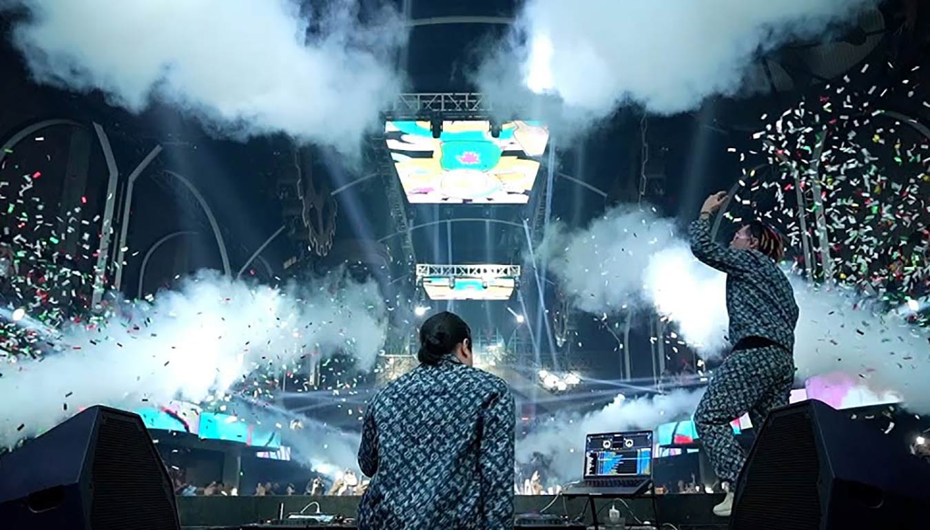 DNA and NYXX performing on the stage