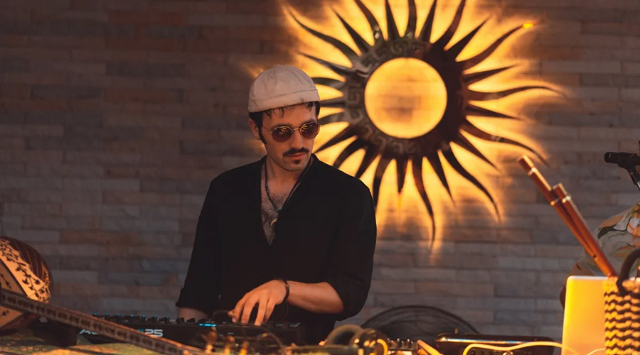 Jarl Flamar playing on stage