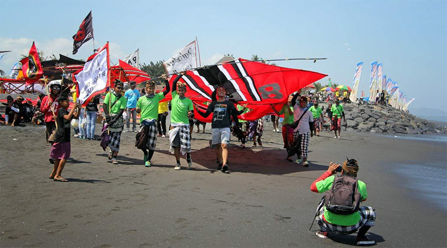 Photographing the crowd at Bali Kite Festival