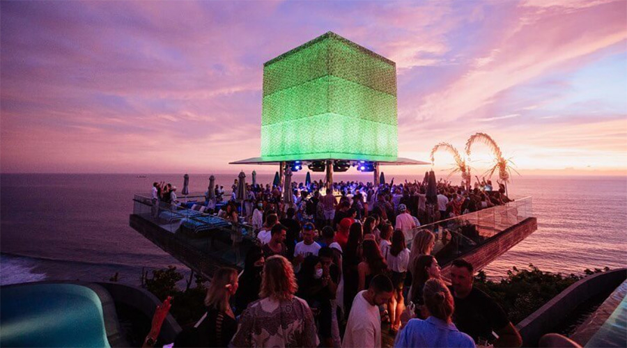 Evening at Savaya club in Bali