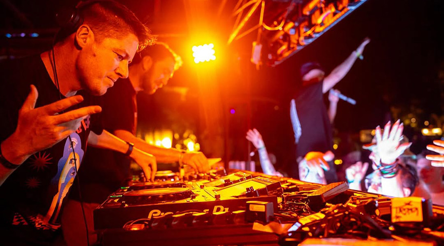 Performance of DJs from LOCUS