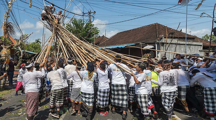 Mekotek fighting