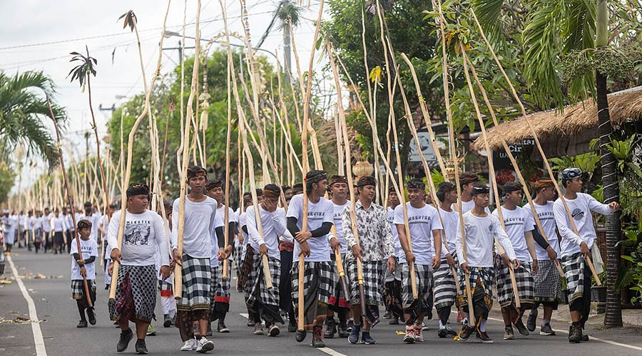 Mekotek festival walking