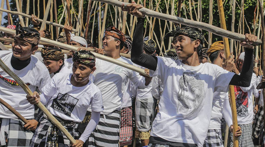 The young men on Mekotek fighting
