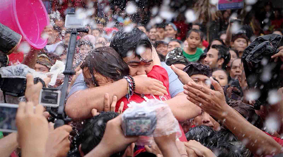 Crowd of people with cameras on The kissing festival