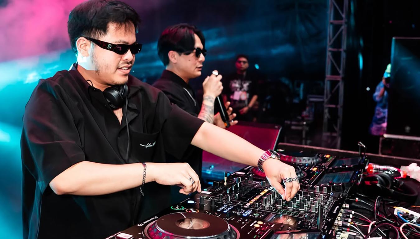 Adnan Veron at the controls and vocalist