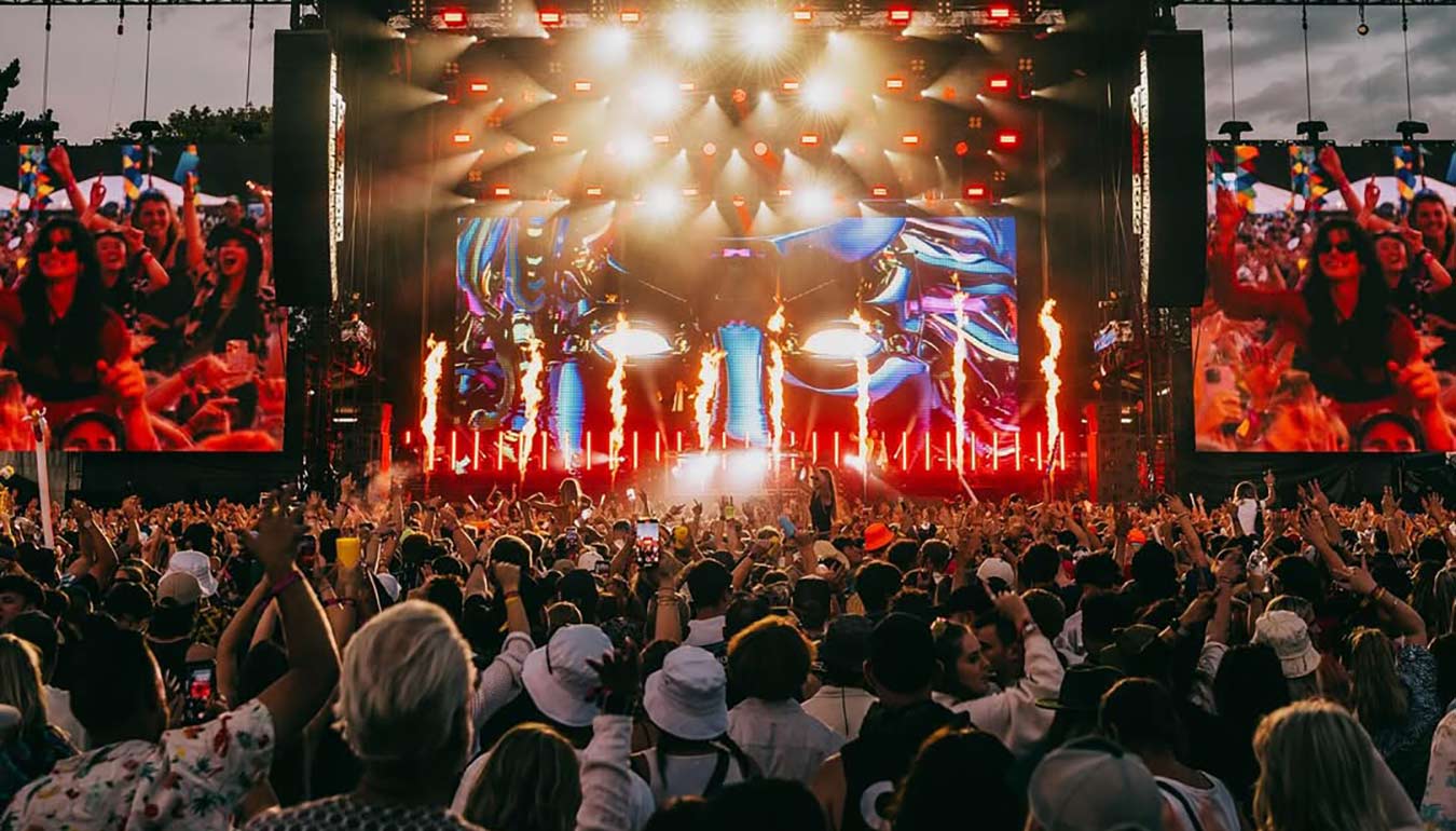 Performance of Peking Duk on the big stage