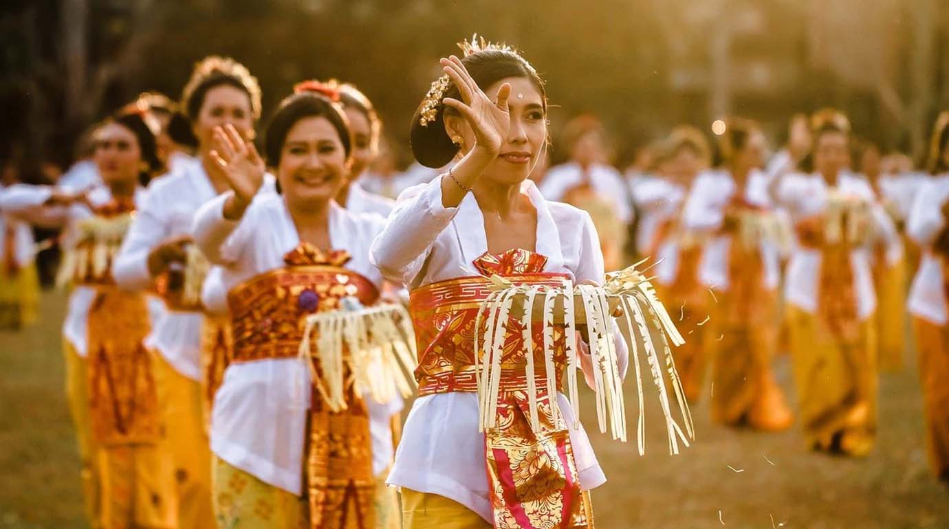 Women providing rituals during Saraswati Day