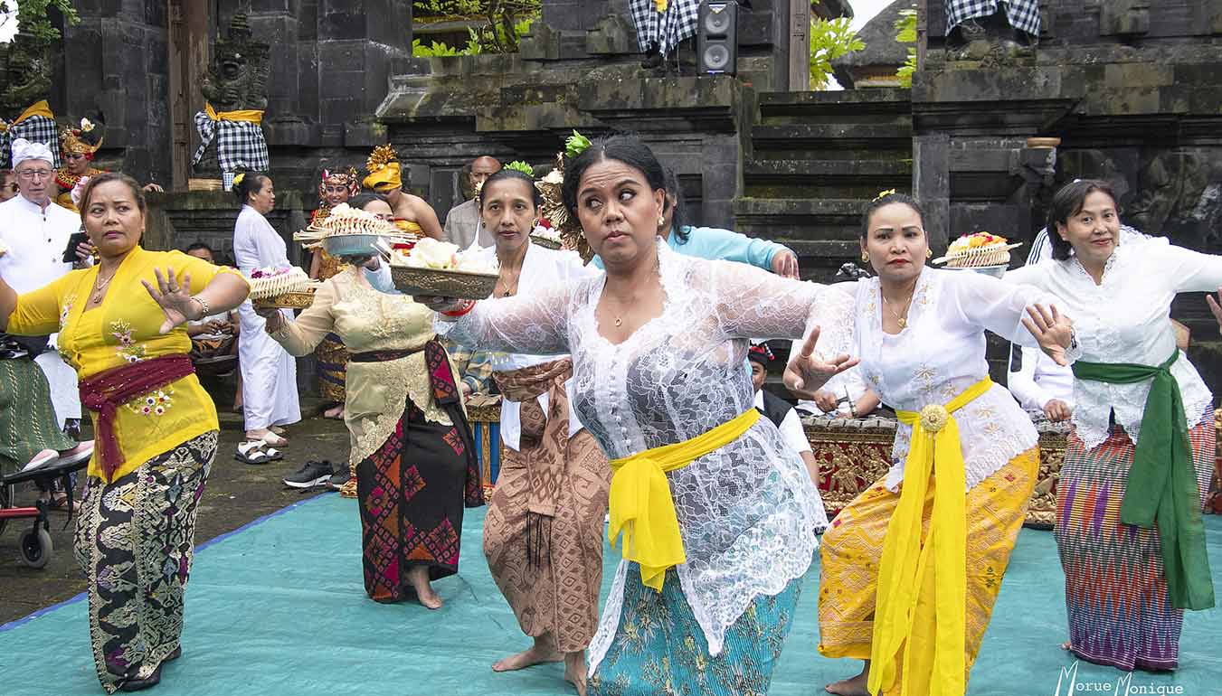 Traditional dance during Tumpek Kandang celebration
