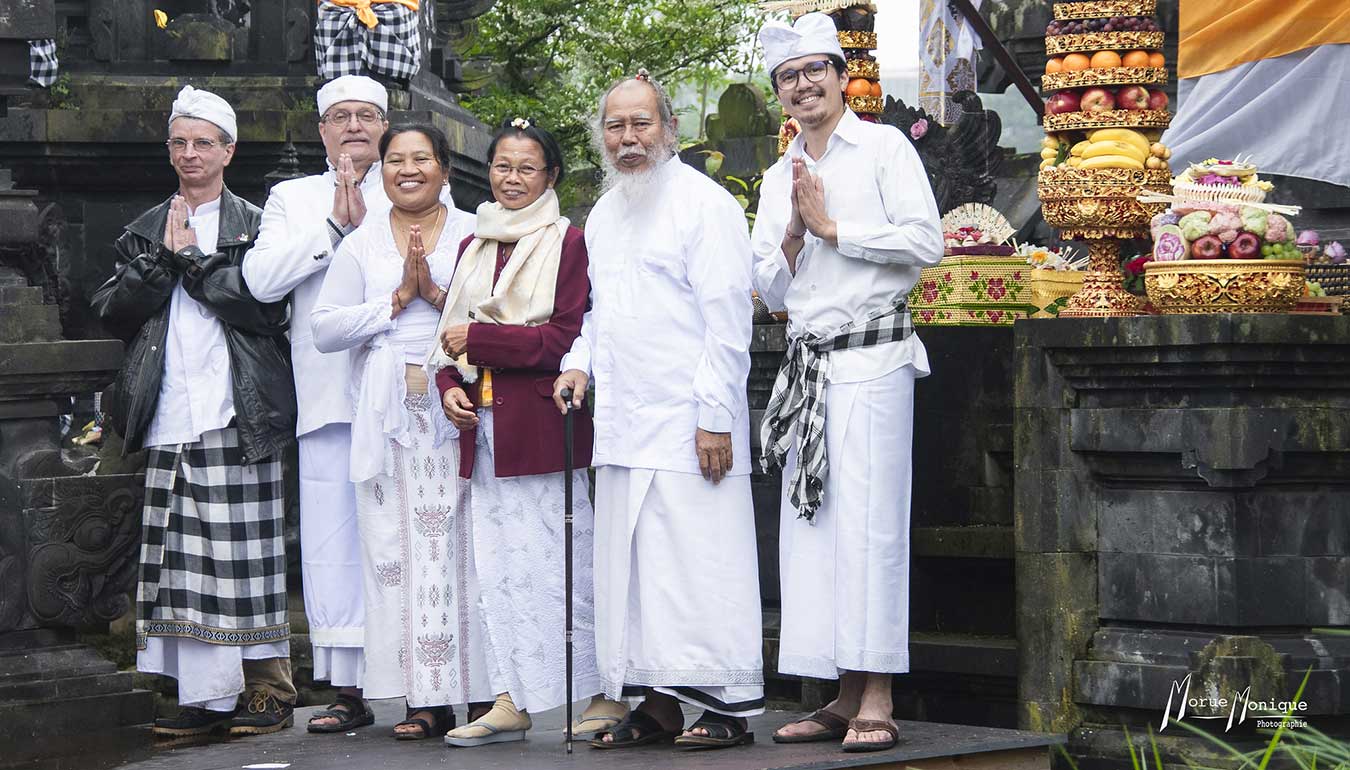 Tumpek Kandang - group photo of festival participants