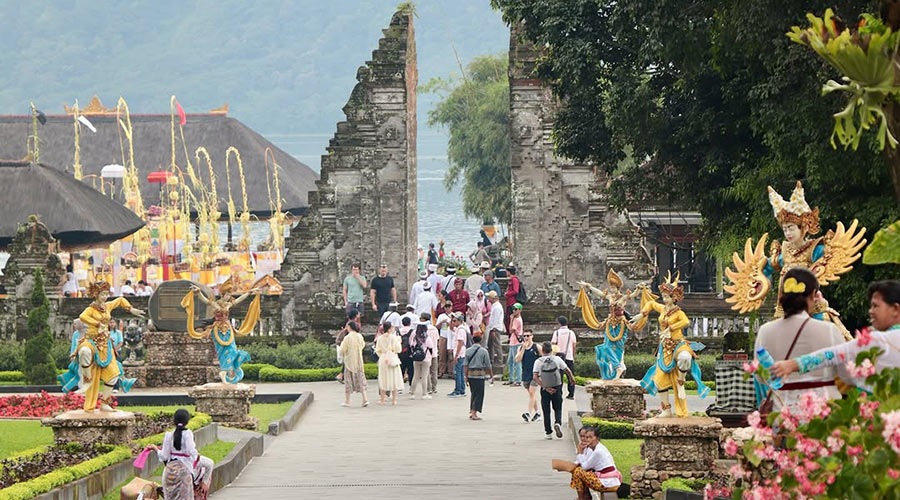 The tourists on the area of Ulun Danu Beratan Festival