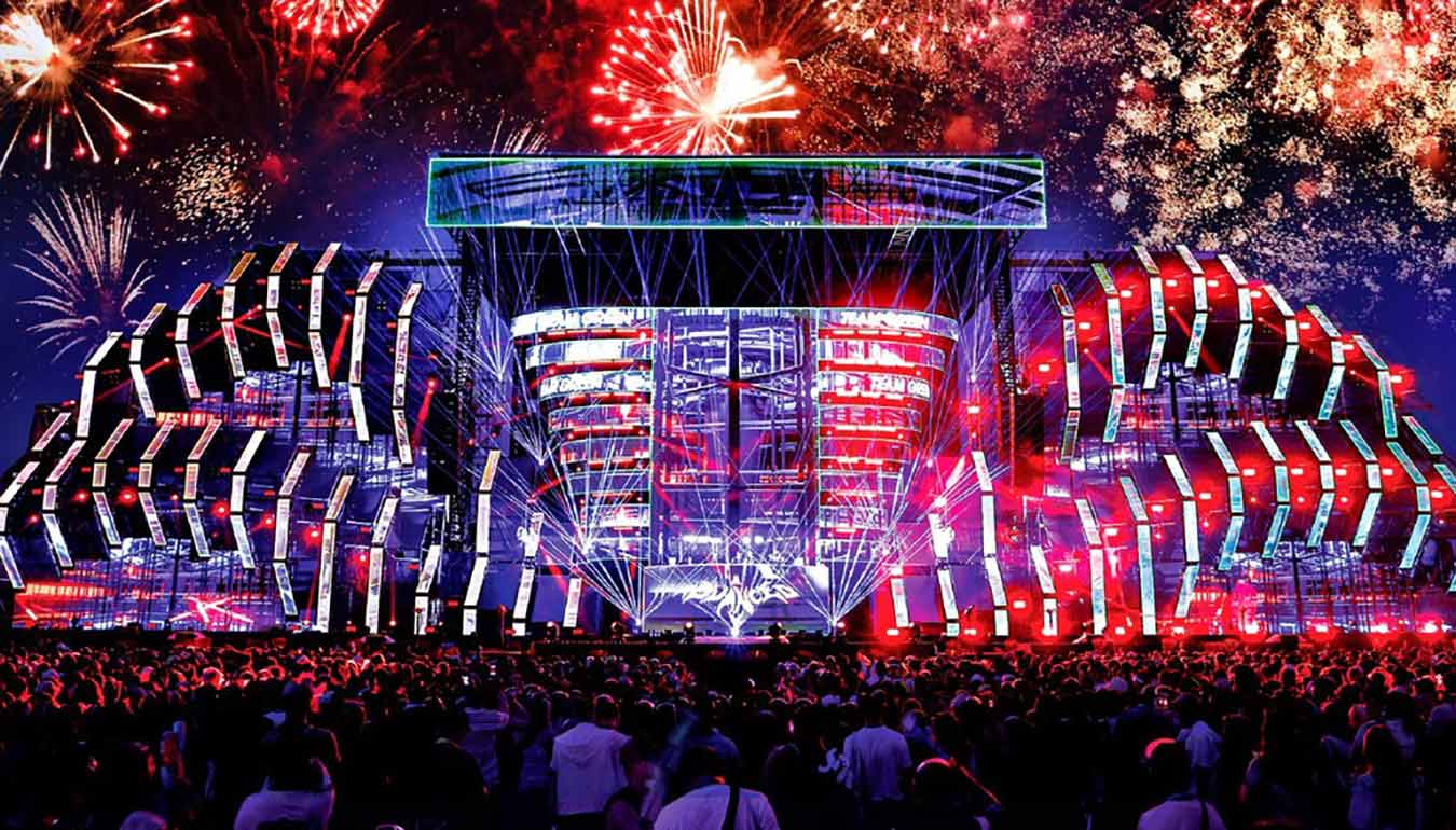 Performance of Waterbomb on the big stage