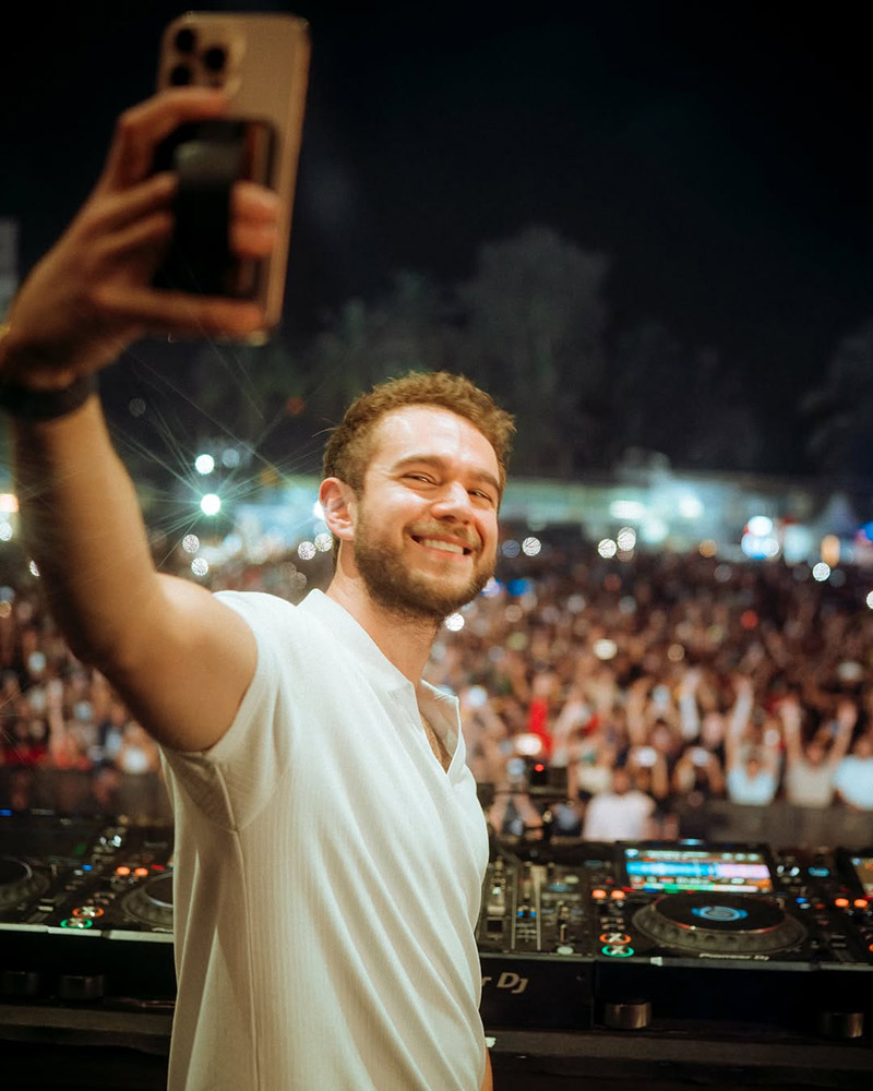 Zedd musician - selfie on the stage