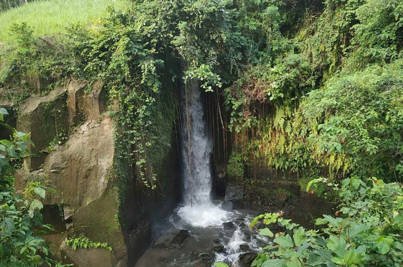 Sumampan Waterfall falling from the stone wall