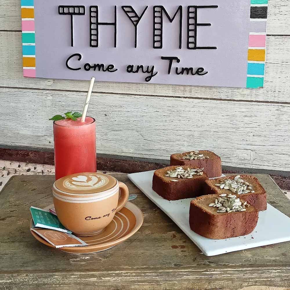 Drinks and cookies in Coffee & Thyme in Gili Trawangan
