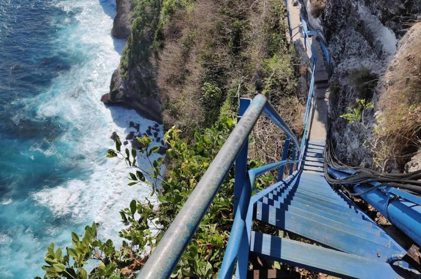 Hiking to Peguyangan Waterfall