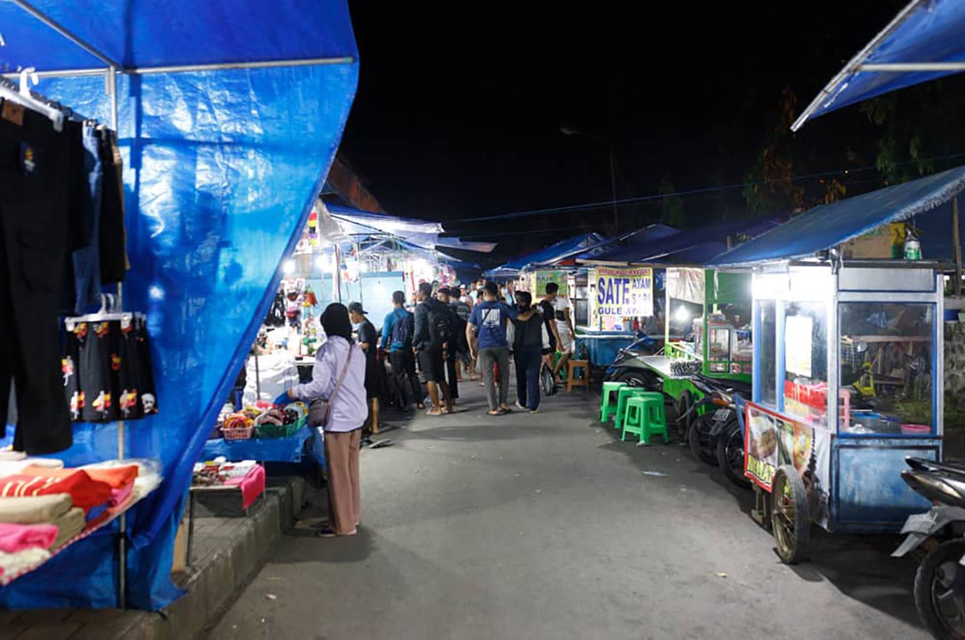 Different shops at Ubud Night Markets