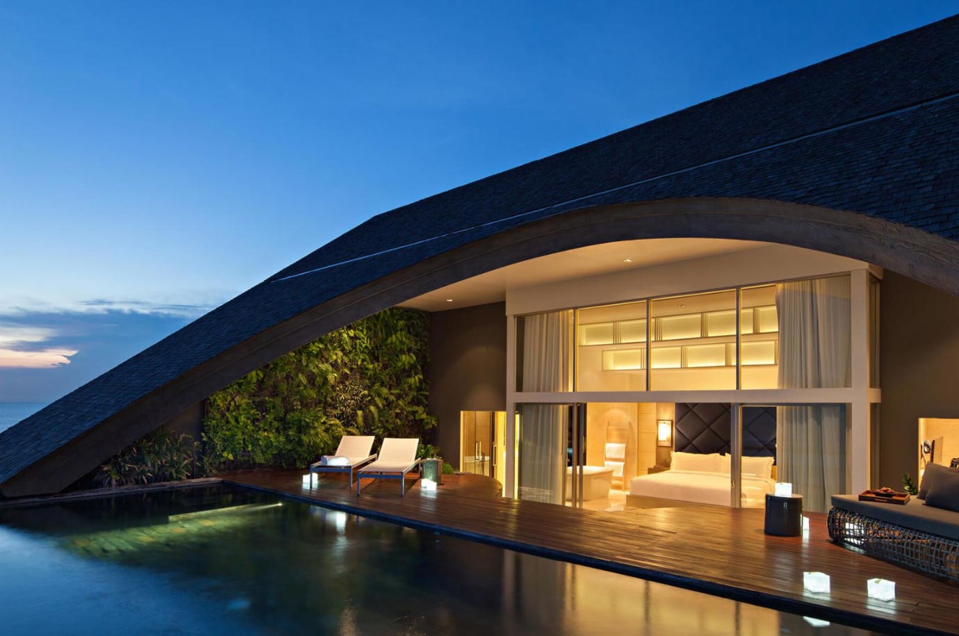 Como Uma Canggu room and swimming pool
