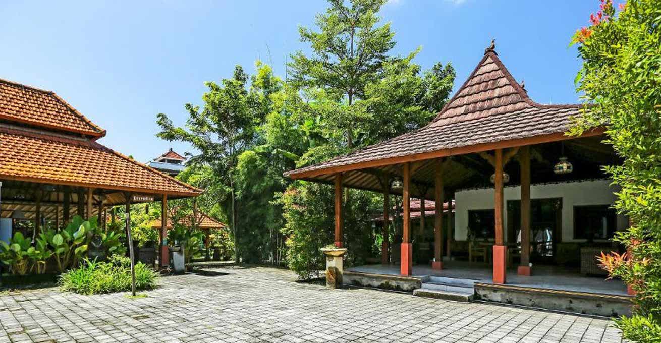 Sanur Lodge Bali - a beautiful houses and courtyard in the middle
