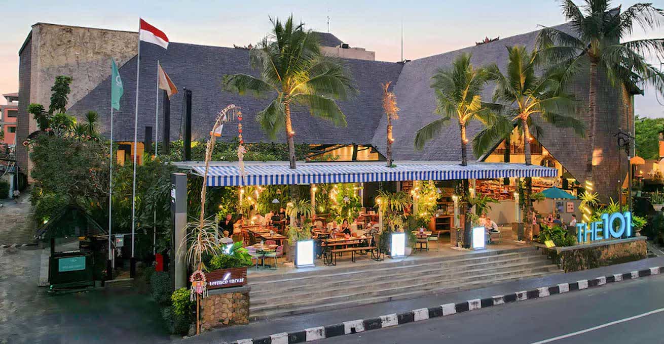THE 1O1 Bali Oasis Sanur - the whole building with the restaurant