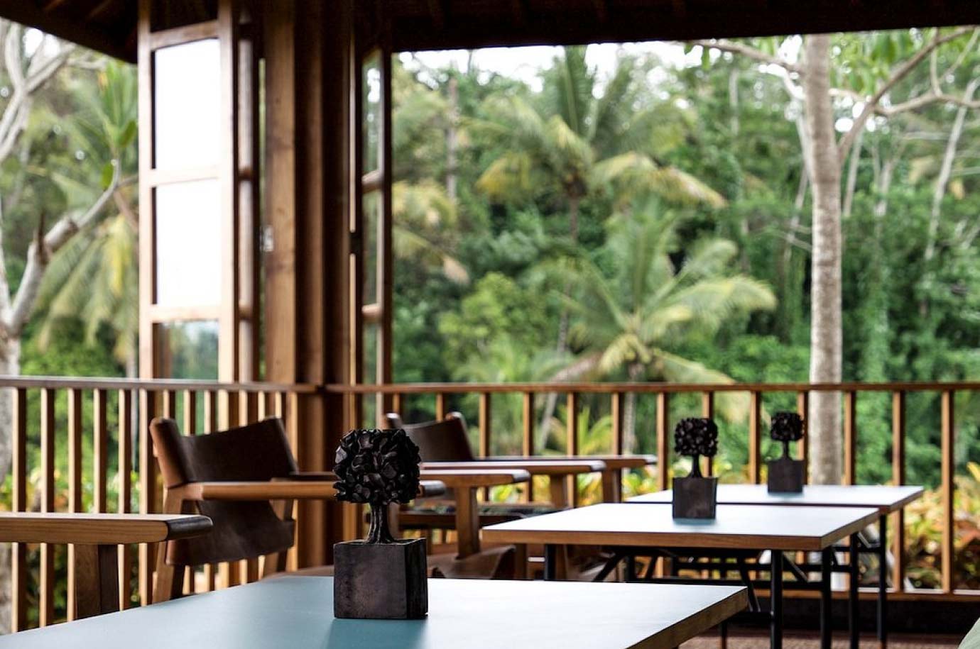 Tables and view in the Rüsters restaurant