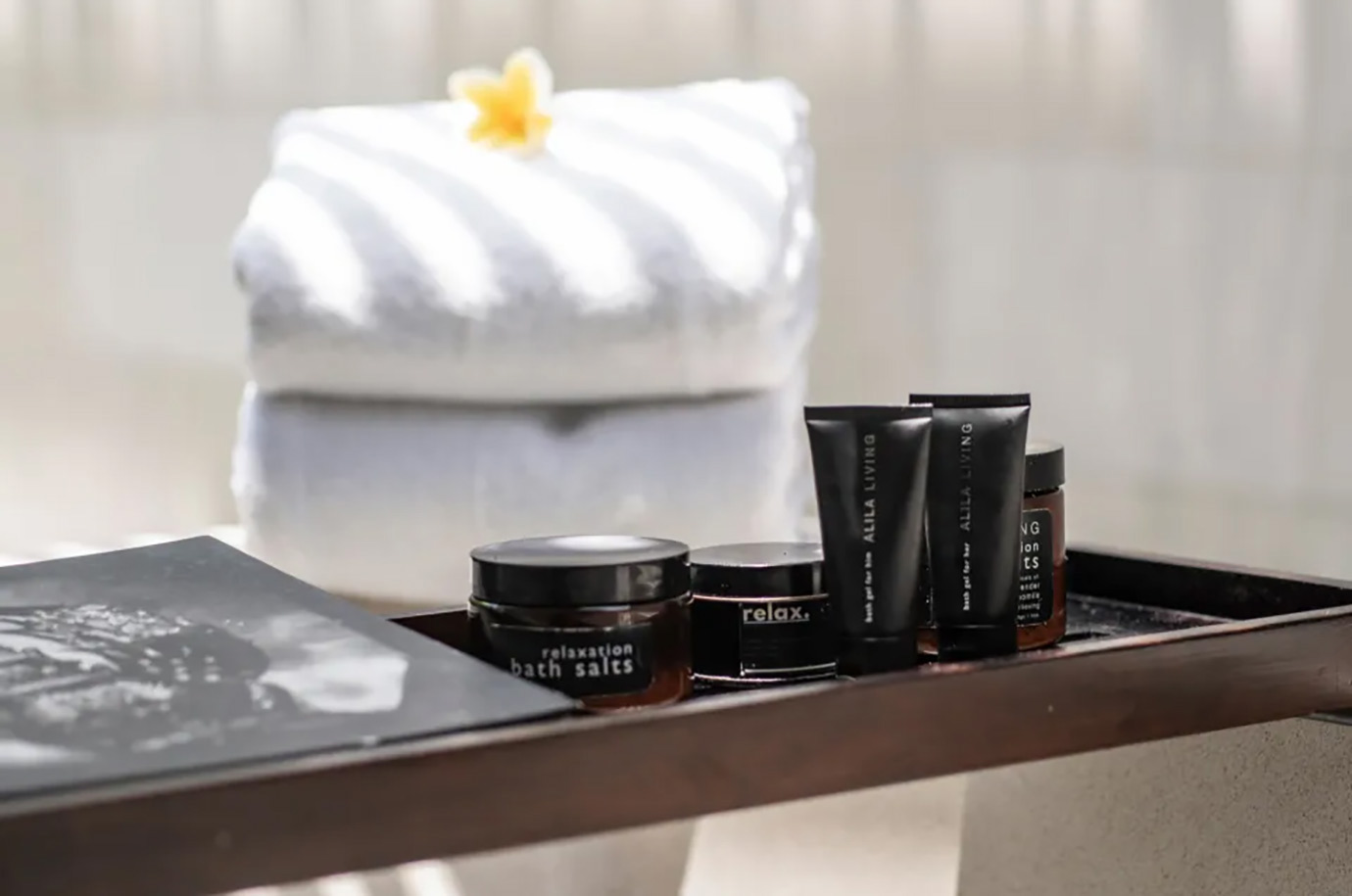 Cosmetics and towels for treatments in Spa Alila
