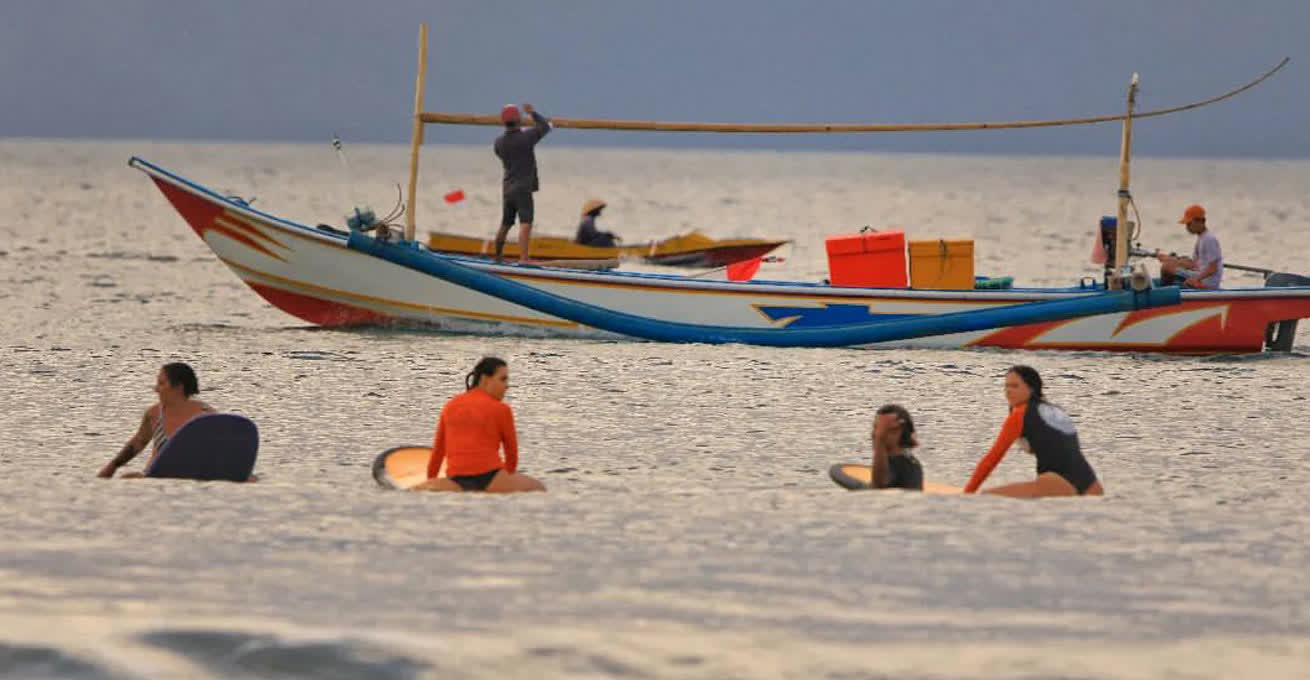 Woman are taking a break during the lessons at Balangan Wave Surf School