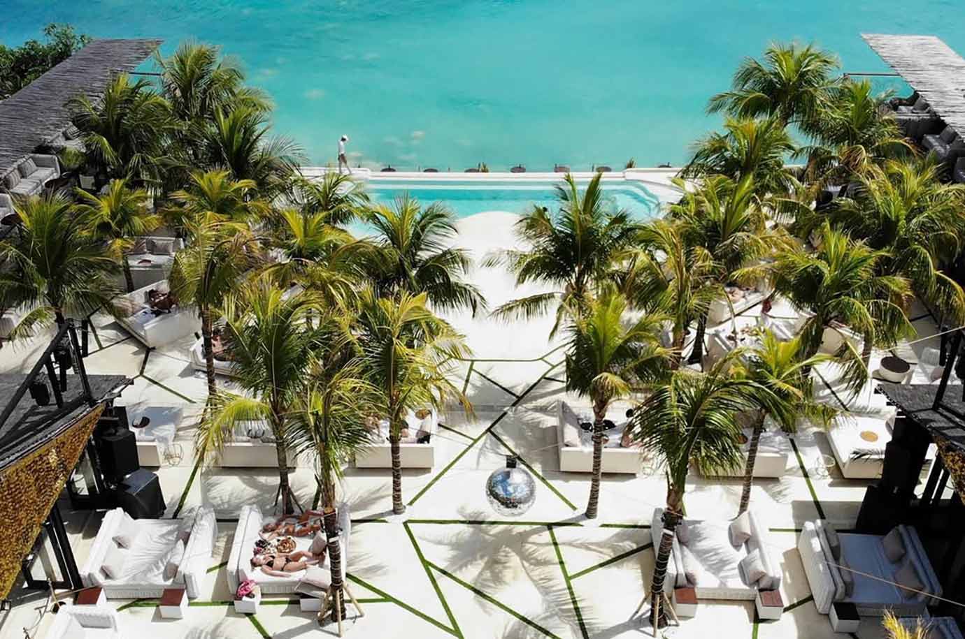 El Kabron - swimming pool and sun loungers near the sea
