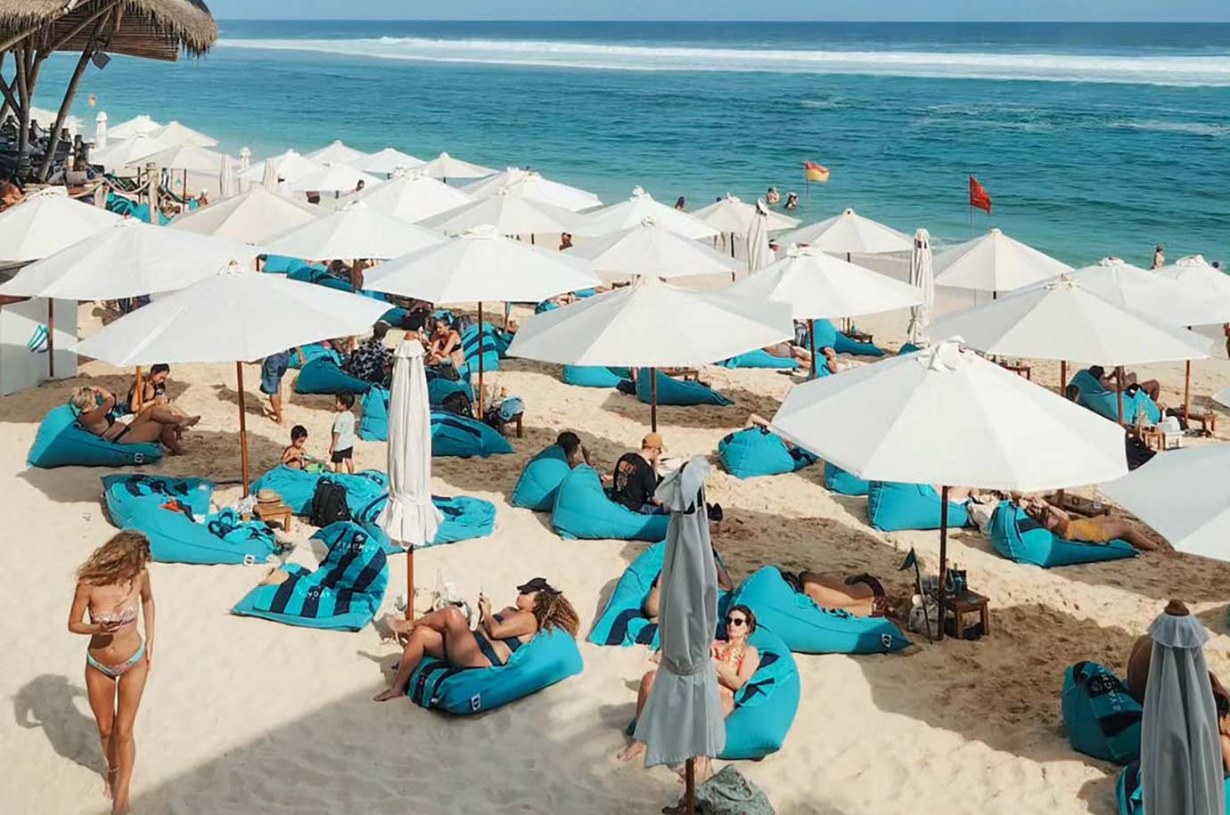 Sundays Beach Club - the beach full of vacationers
