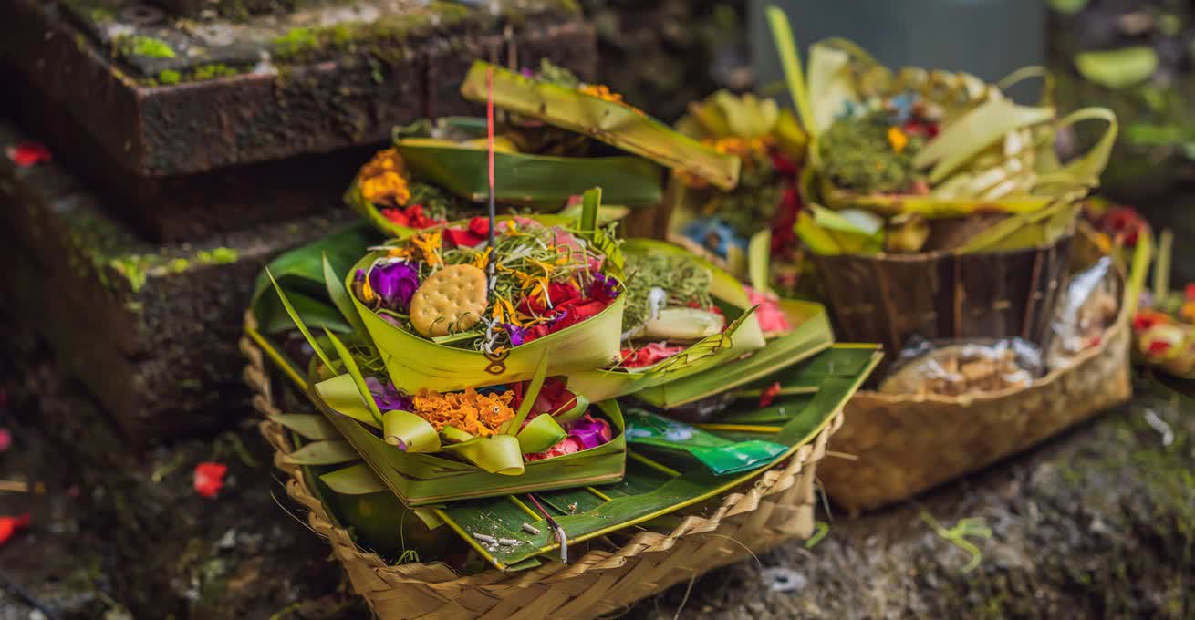 Canang sari - the daily offering in Bali