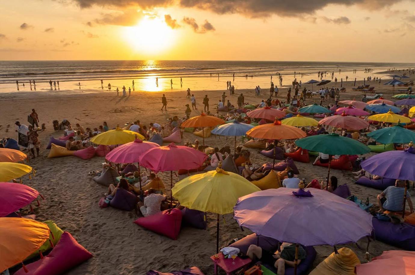 Sun loungers and color umbrellas from La Plancha bar