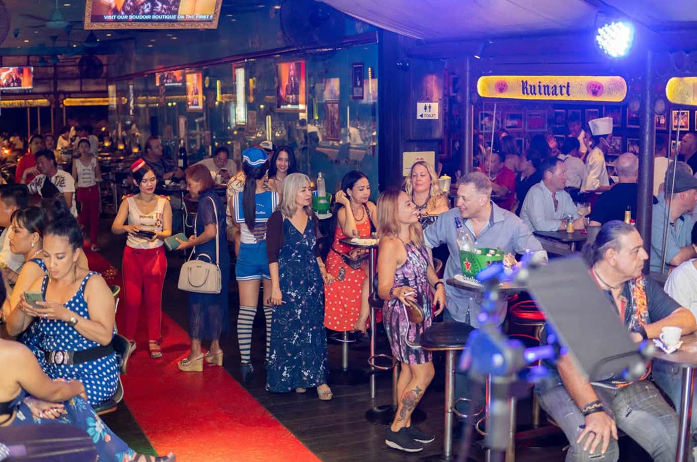 Party in the Red Carpet Champagne Bar