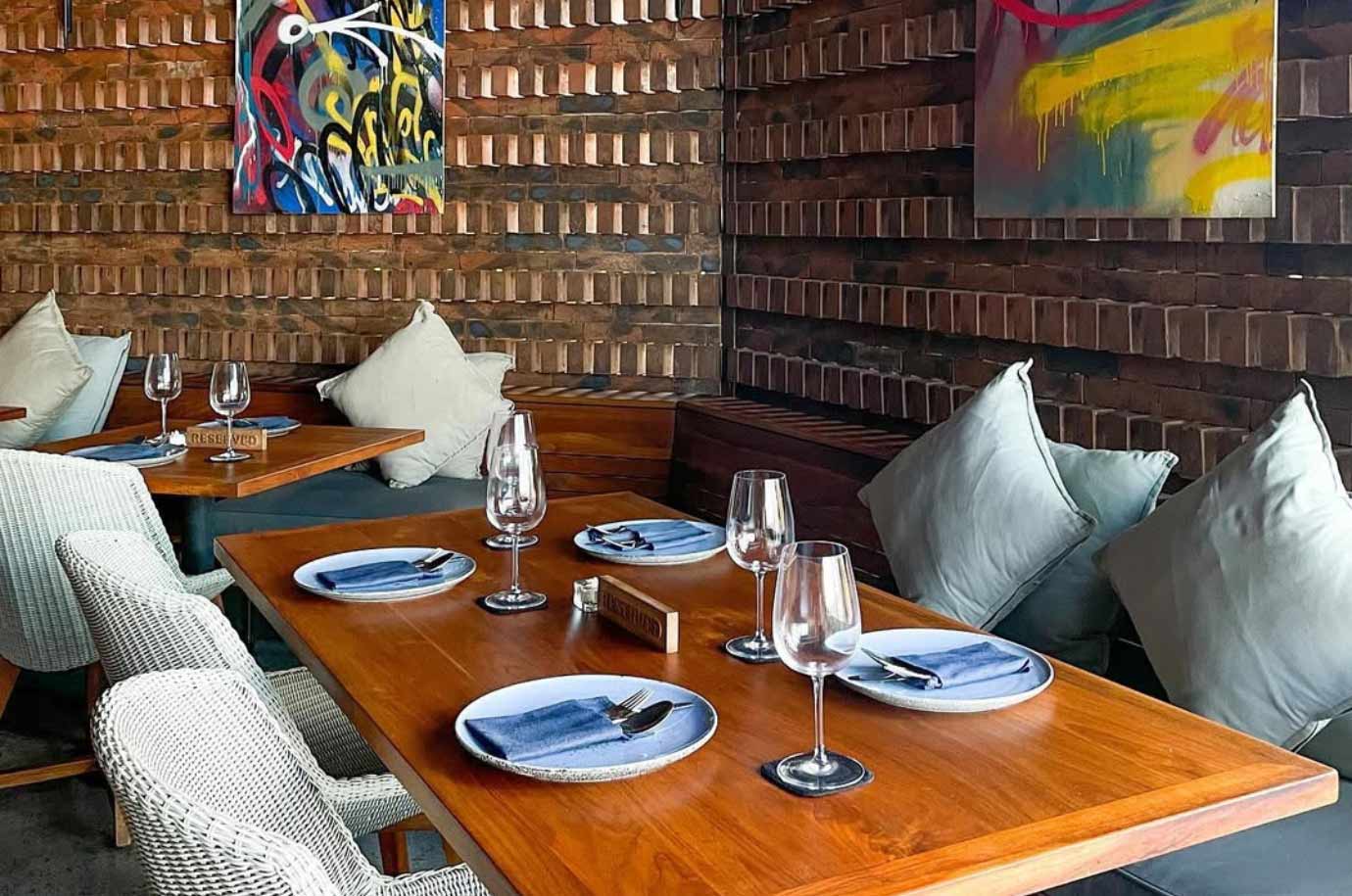 Table with cushions in the Dumbo restaurant