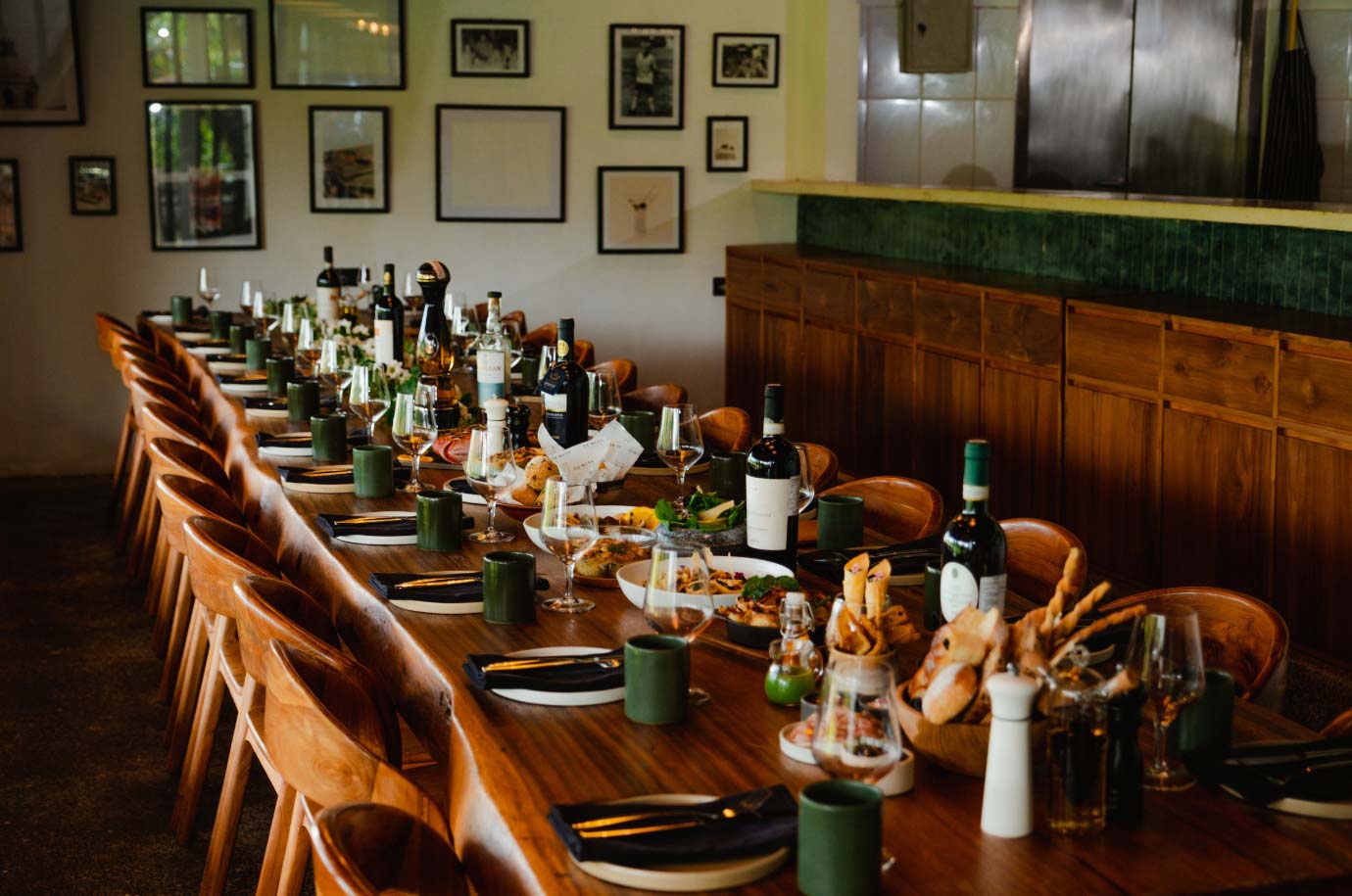 Table served with dishes and wine in the Sa’Mesa restaurant
