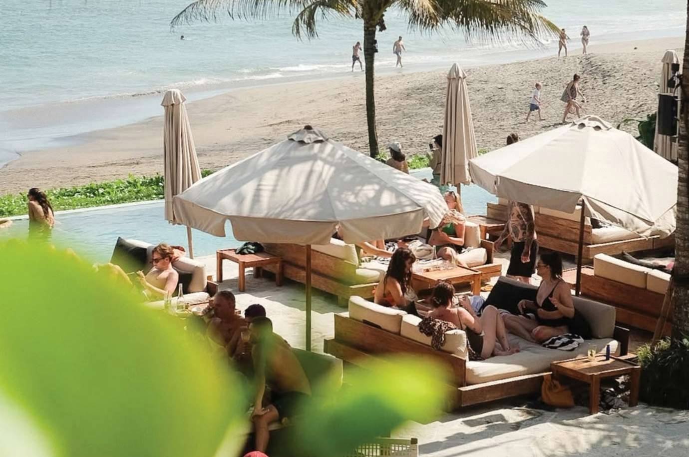 Beach bar The Lawn in Canggu