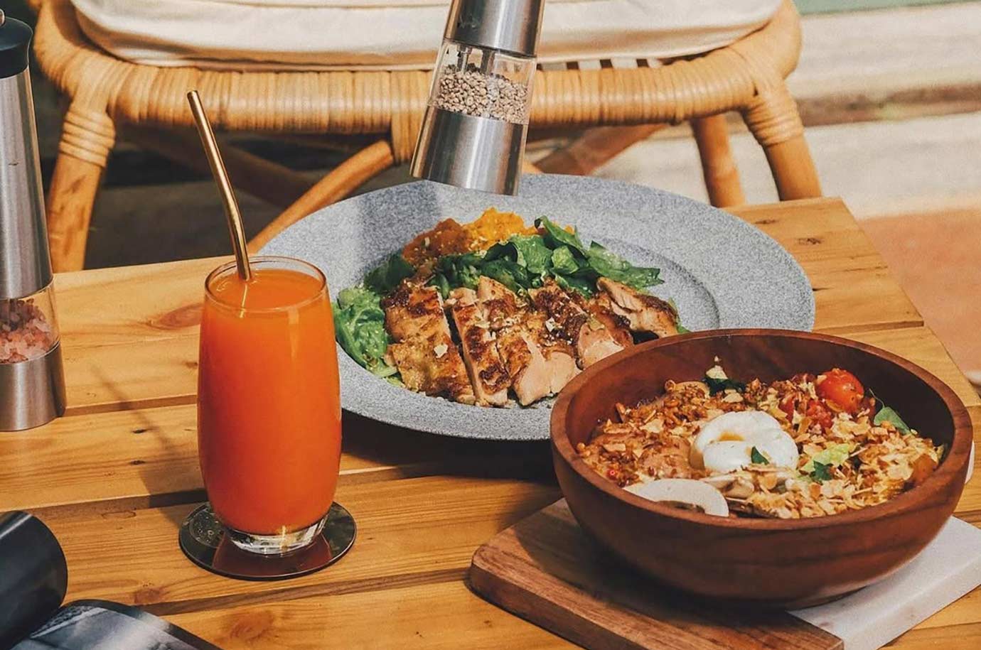 Breakfast woth fresh juice in Dear Lucy cafe
