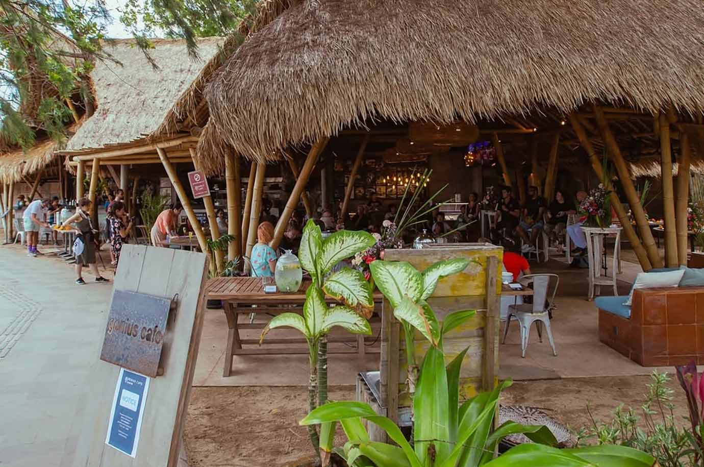 A lot of guests under the bamboo roof of Genius Cafe