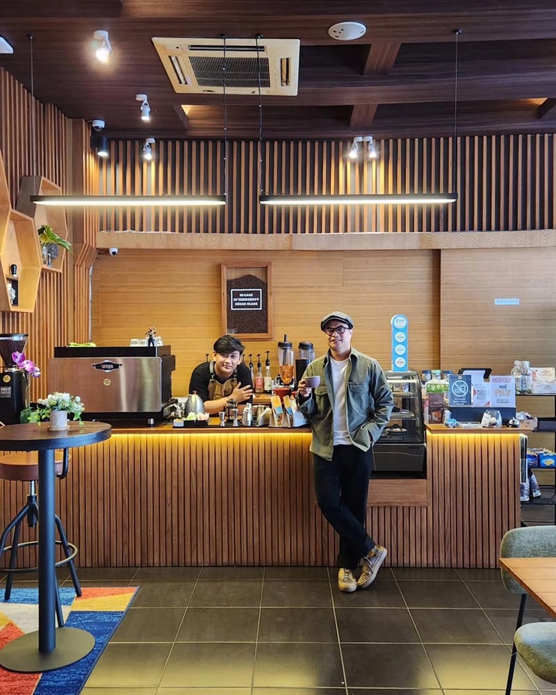 Barman and guest of 25:PM Coffee in Nusa Dua