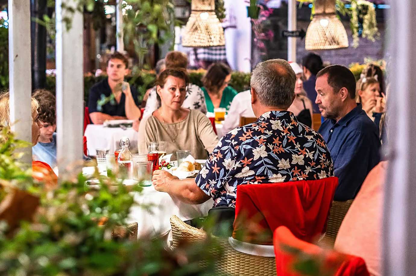 Café Smorgas full of guests
