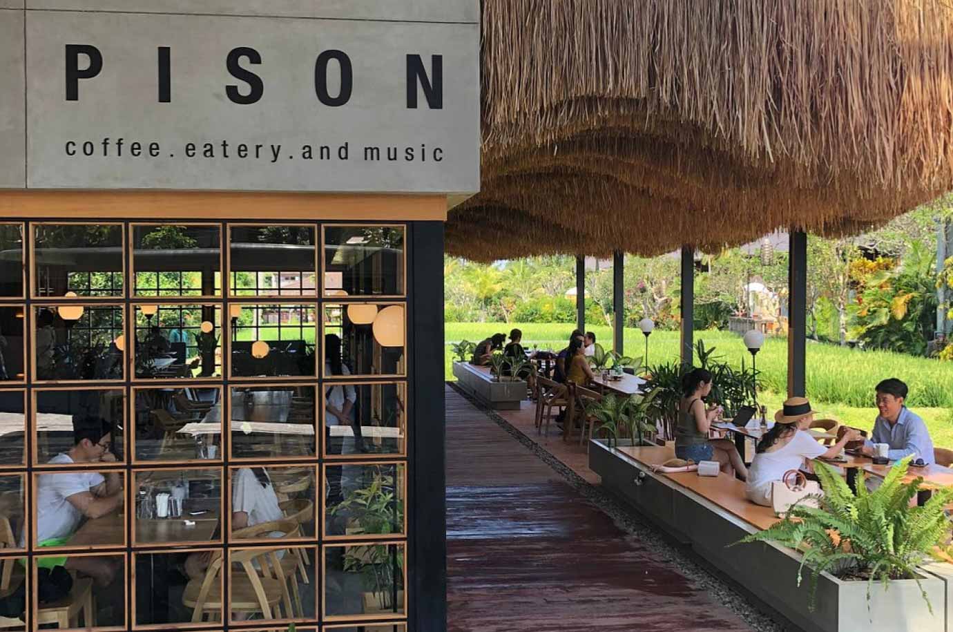 Outdoor and indoor seats in the Pison cafe