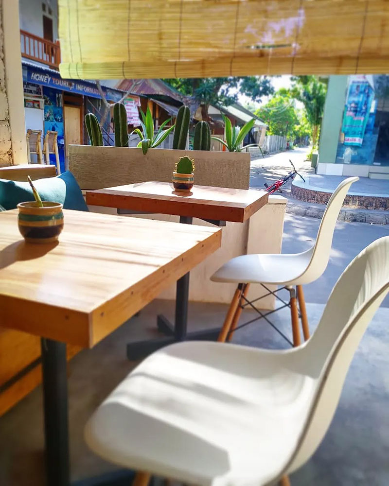Outdoor seats of Juju Zero Waste cafe