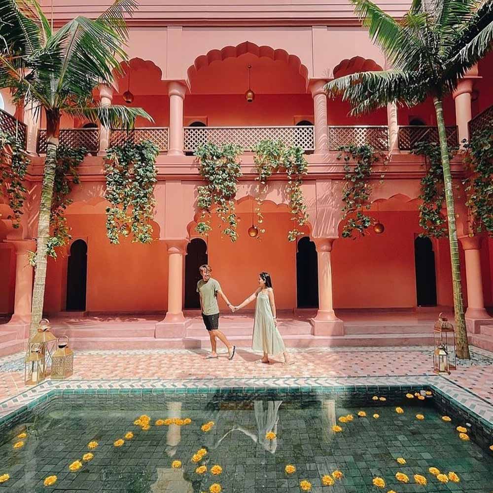 Couple in the courtyard of Bodywork Spa